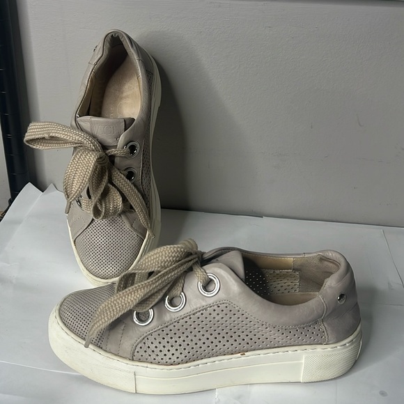 AGL Sz 37 US 7 Attilio Giusti Leombruni
Perforated Platform Talc Leather Sneaker - Picture 2 of 10